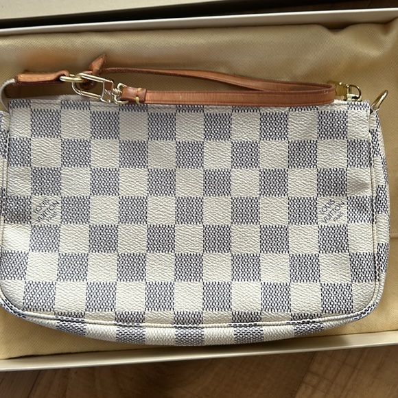 Louis Vuitton Pouchette - Picture 9 of 16
